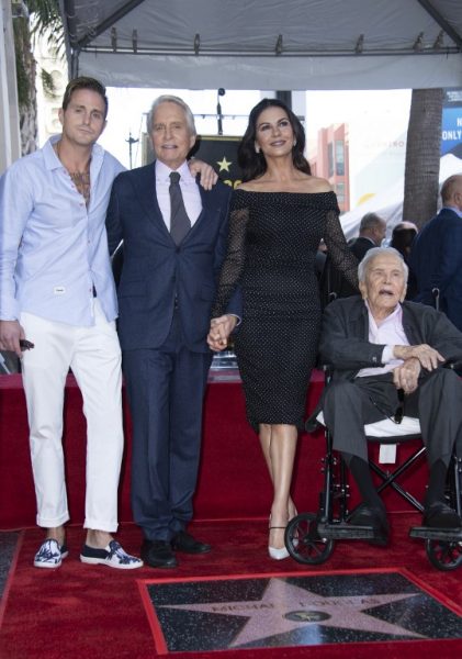  Cameron Douglas, Michael Douglas, Catherine Zeta-Jones y Kirk Douglas asisten a la ceremonia en honor al actor Michael Douglas con una estrella en el Paseo de la Fama de Hollywood, en Hollywood, California, el 6 de noviembre de 2018.