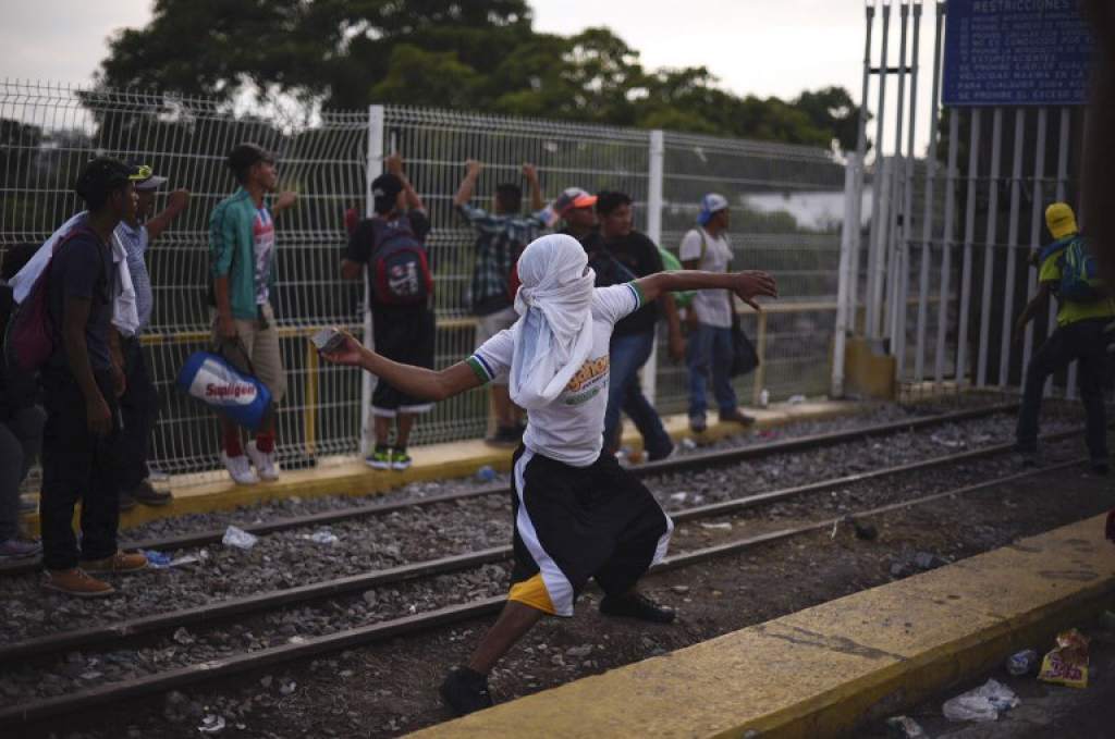 Trump amenaza con disparar a migrantes centroamericanos, si tiran piedras