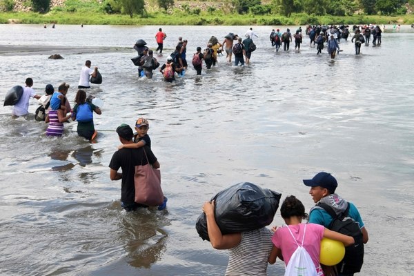 Migrantes centroamericanos cruzan el río Suchiate en su camino a EEUU