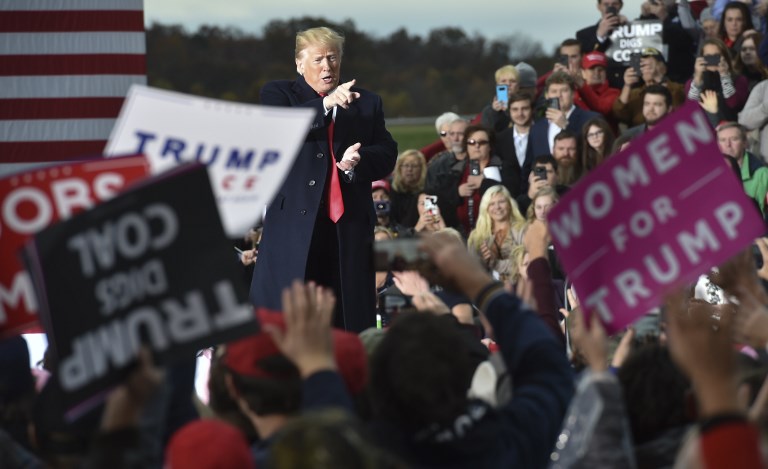 Trump apela al auge económico y al miedo a los inmigrantes en recta final electoral