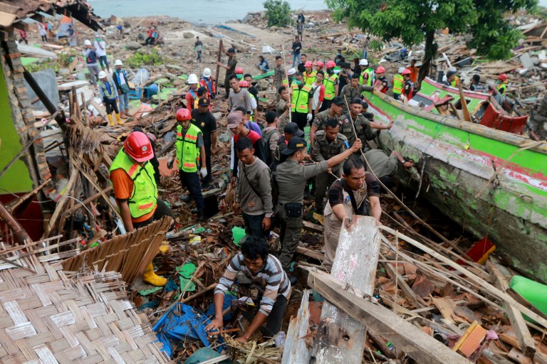 Más de 220 muertos por un tsunami "volcánico" en Indonesia