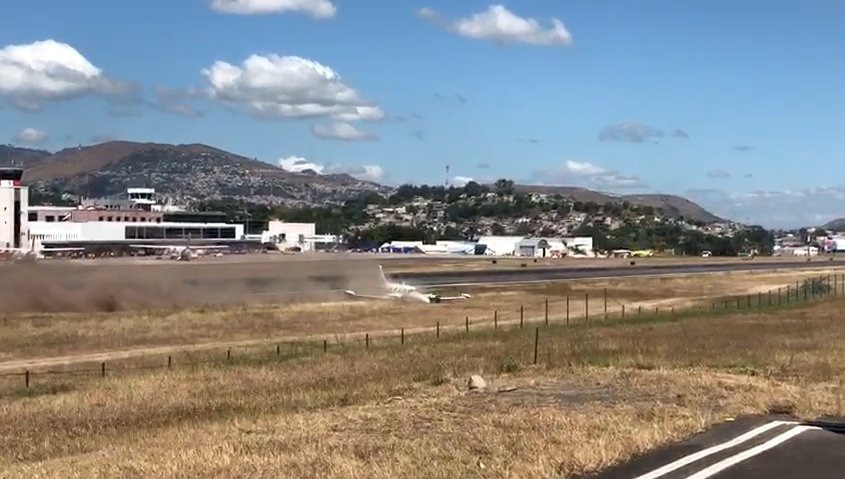 Avioneta aterriza de emergencia en Toncontín (Vídeo)
