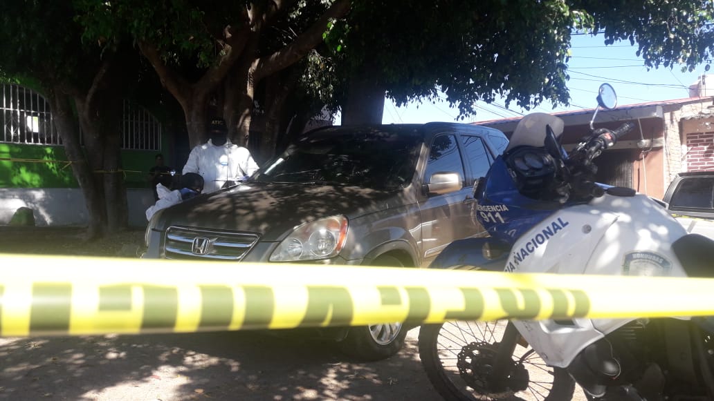 Policía inspecciona vehículo en que supuestamente se conducían asesinos de abogado