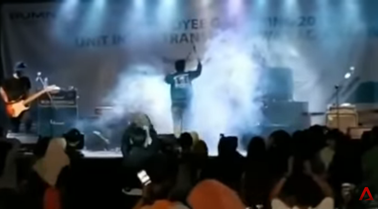 Impactante video muestra momento en que el tsunami de Indonesia arrasa concierto pop