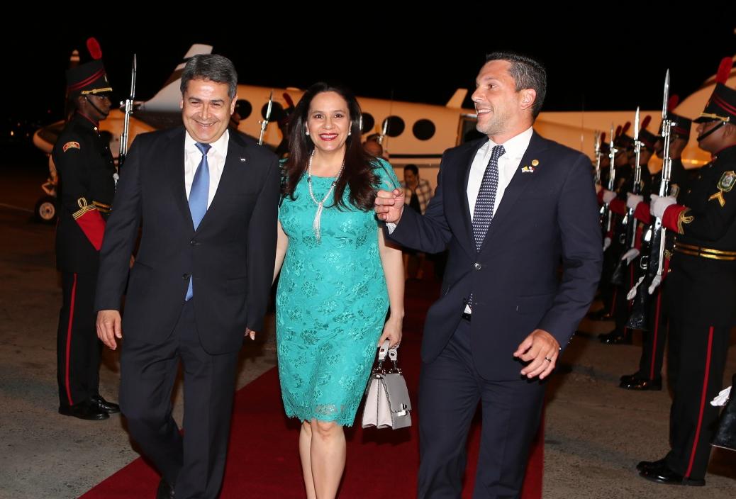 Presidente Hernández arriba a Panamá para participar en clausura de Jornada Mundial de la Juventud