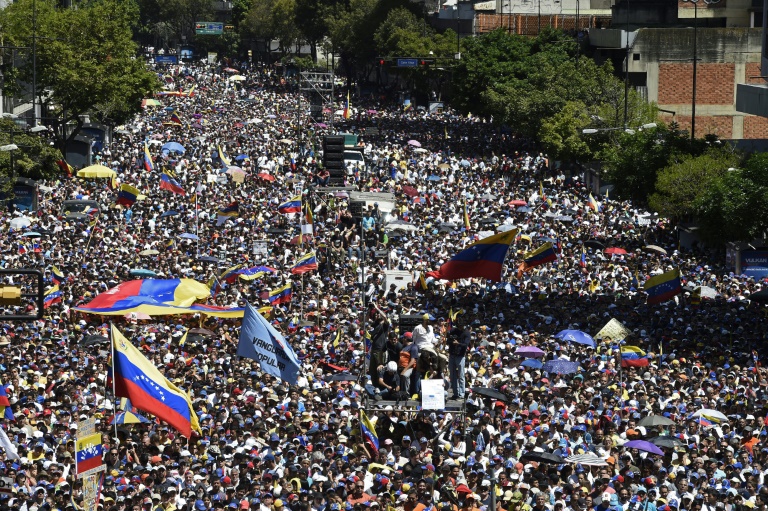 Guaidó reta a Maduro ante multitud: el 23 de febrero entrará ayuda humanitaria