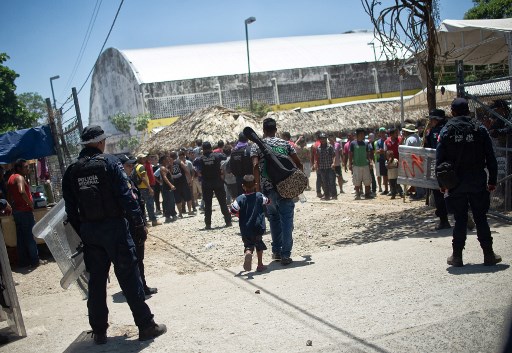 Migrantes lanzan piedras a policías en sur de México supuestamente por detención de hondureño y un cubano