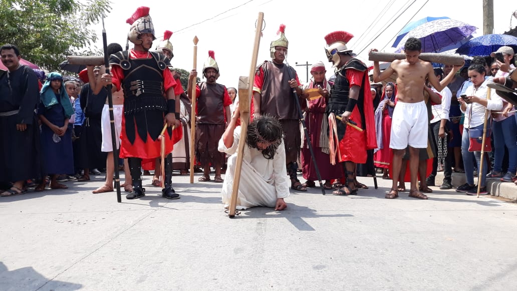 Devoción y Viacrucis rememoran la pasión y muerte de Jesús en Honduras (fotos)