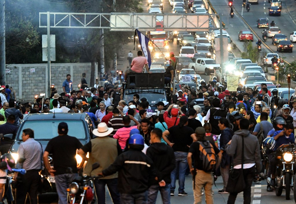 Hondureños marchan con antorchas contra "privatización" de salud y educación