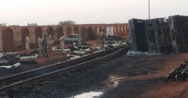 URGENTE: Al menos 55 muertos en explosión de camión cisterna en Níger