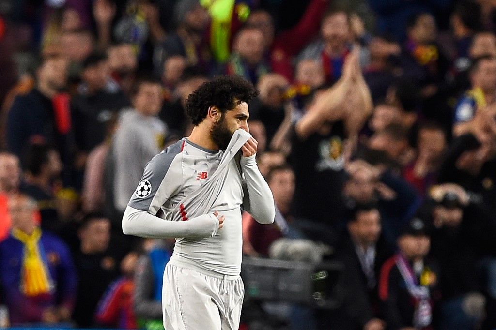Salah sale del campo en camilla a tres días de recibir al Barça