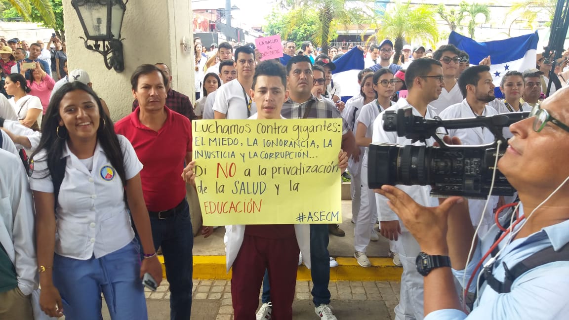 RomeoRomeo Vásquez: "No esperemos que el pueblo termine confrontado por incapacidad gubernamental de solucionar crisis" Vásquez: "No esperemos que el pueblo termine confrontado por incapacidad gubernamental de solucionar crisis"