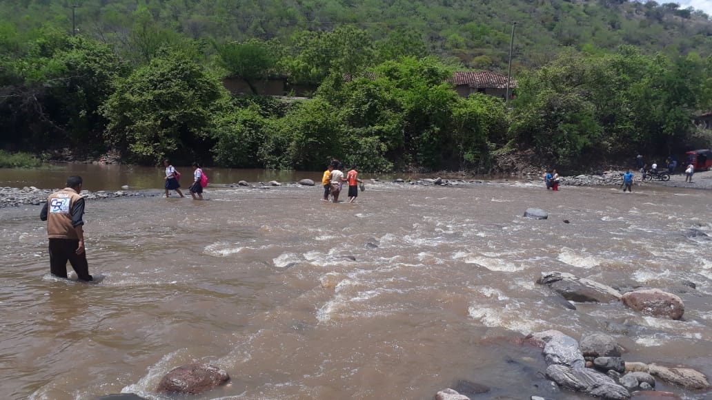 Riesgo al cruzar el río Chiquito a falta de puente que una Orocuina, Apacilagua y Morolica en Choluteca