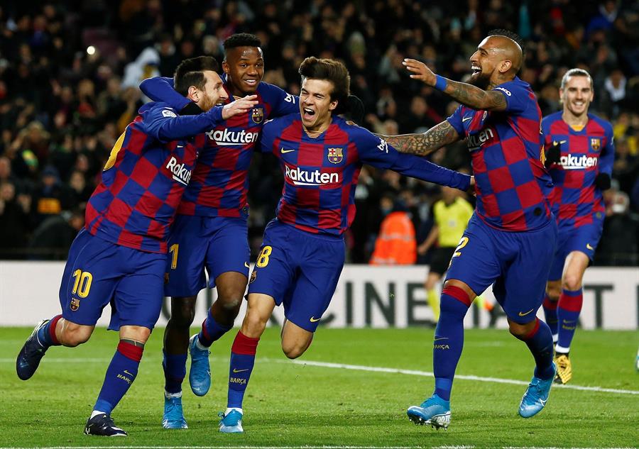 El delantero argentino Leo Messi (i), del FC Barcelona, celebra su gol, primero del equipo ante el Granada CF, durante el partido de la vigésima jornada de LaLiga Santanderen el Camp Nou. EFE/Enric Fontcuberta.