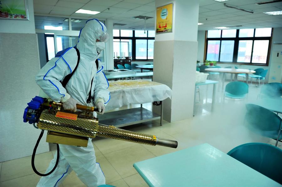 -FOTODELDIA- EPA3472. QINGDAO (CHINA), 28/01/2020.- Un voluntario de la Cruz Roja participa en labores de desinfección de un edificio en Qingdao, provincia de Shandong (China), como parte de las medidas preventivas frente a la propagación del coronavirus originario de Wuhan. El número de fallecidos por el nuevo coronavirus causante de la neumonía de Wuhan en China se elevó hoy a 106, y el de casos confirmados a nivel nacional a 4.275. EFE/Str