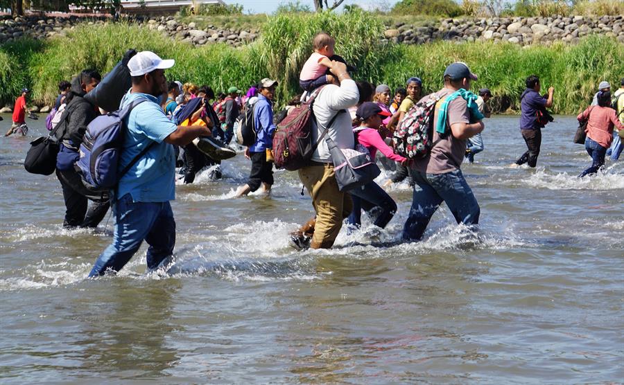 Tensión e incertidumbre marcan la entrada de la caravana migrante a México