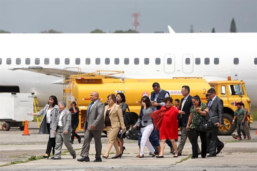 Una comitiva del Servicio de Inmigración y Control de Aduanas de Estados Unidos observa a varios deportados bajar de un avión proveniente de Meza, Arizona (EEUU). EFE/Esteban Biba/Archivo