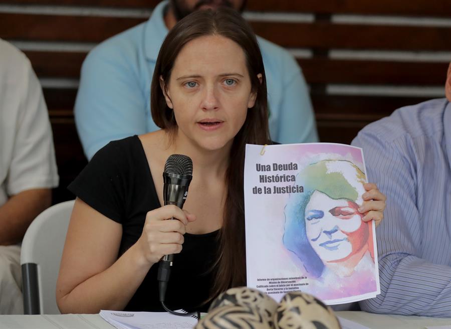 Jackie Mcvicar, activista de derechos humanos en Guatemala, durante una conferencia de prensa este martes en Tegucigalpa (Honduras). EFE/Gustavo Amador