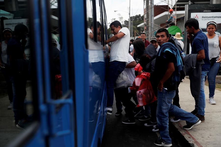 GU3001. CIUDAD DE GUATEMALA (GUATEMALA), 12/02/2020.- Migrantes guatemaltecos deportados de EE.UU. abordan un transporte gratuito que los lleva hacia una estación de buses para regresar a sus casas luego de regresar a su país este miércoles, desde la Fuerza Aérea Guatemalteca, en Ciudad de Guatemala (Guatemala). 132 migrantes guatemaltecos, 123 hombres y 9 mujeres, fueron deportados desde los Estados Unidos este miércoles en un vuelo proveniente de la ciudad de Brownsville, en el estado Texa. EFE/ Esteban Biba