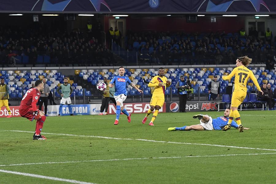 Griezmann permite al Barcelona salir vivo ante el Nápoles en el San Paolo