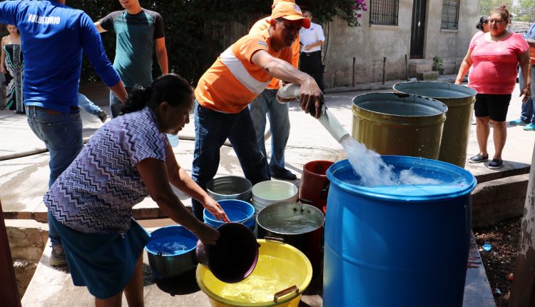 #AméricaDenuncias #Honduras Vecinos de la parte alta de la colonia Villa Nueva de la Capital, denuncian que solo les vienen a tirar la basura, pese a que el carro recolector de desechos pasa tres veces al día. Los pobladores indicaron que hace menos de un mes las cuadrilla de limpieza de la Alcaldía les dejaron bien limpio el lugar, sin embargo, algunas personas volvieron a tirar basura en el sector.