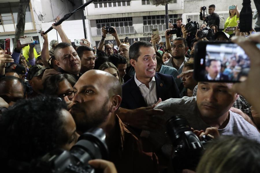 El líder opositor Juan Guaidó este martes en la Plaza Bolívar de Chacao, en Caracas (Venezuela). Guaidó, reconocido como presidente interino de Venezuela por más de 50 países, fue golpeado por una muchedumbre oficialista que lo esperó en el aeropuerto cuando regresaba de una gira internacional de 23 días. EFE/ Miguel Gutiérrez