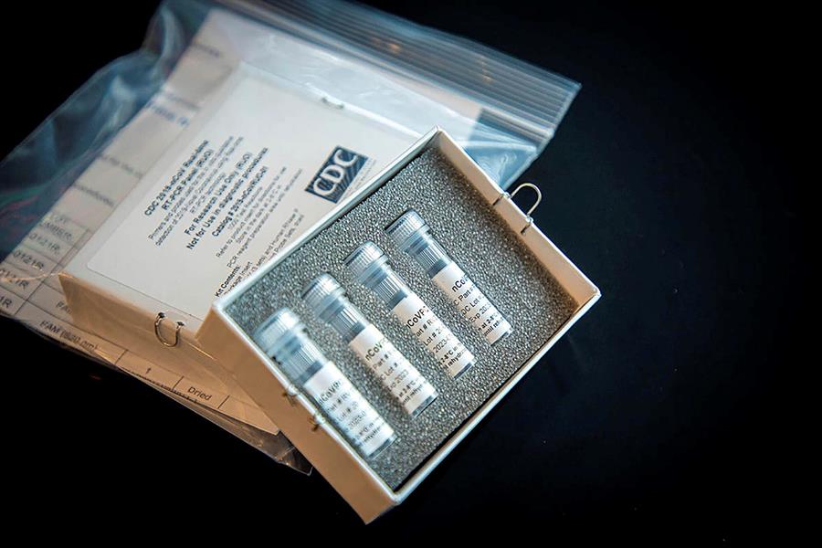 Fotografía cedida por los Centros de Control y Prevención de Enfermedades (CDC) de los EE.UU. donde se muestra el kit de prueba de laboratorio para el coronavirus - síndrome respiratorio agudo grave (SARS-CoV-2) que están enviando a los laboratorios alrededor del país. EFE/ CDC /SOLO USO EDITORIAL /NO VENTAS