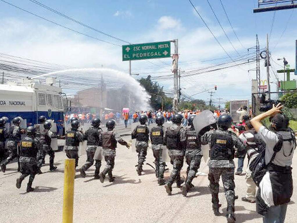 “Sino desalojan de forma pacífica, vamos a utilizar métodos disuasivos”: Policía Nacional a taxistas