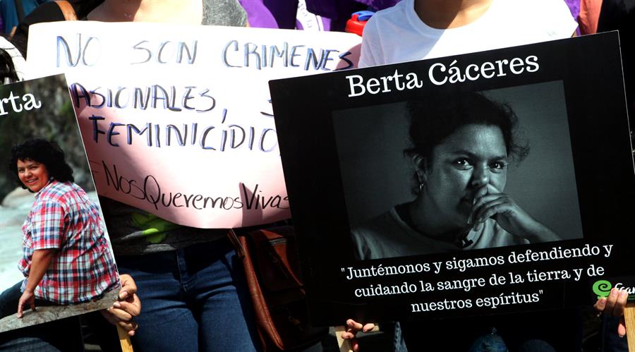 Berta Cáceres fue asesinada el 2 de marzo de 2016 en su casa en la ciudad de La Esperanza, departamento de Intibucá, en el occidente de Honduras, pese a contar con medidas cautelares de la Comisión Interamericana de Derechos Humanos (CIDH) para protegerla de las constantes amenazas que recibía. EFE/Mario López/Archivo