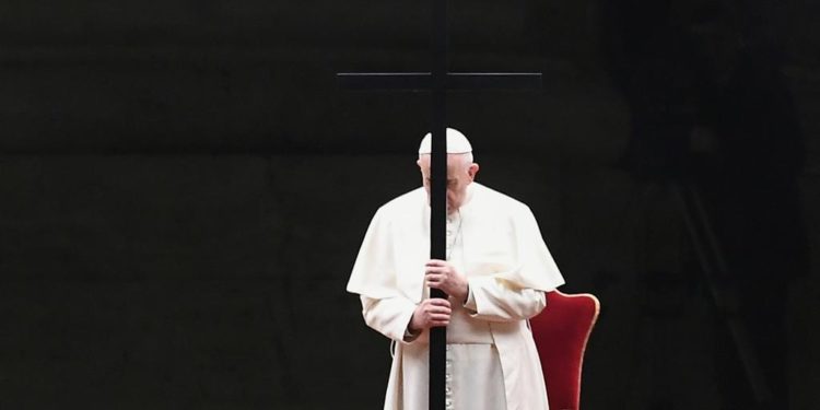 El papa pide mantener la esperanza durante esta pandemia en misa Sábado Santo