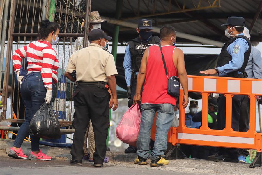 Epidemiólogo: Sería un error ablandar el confinamiento y abrir la economía en este momento de pandemia