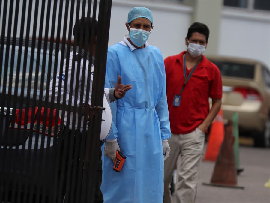 Acción Ecuménica de DDHH señala que muerte de médicos, es producto de la mala calidad de las mascarillas