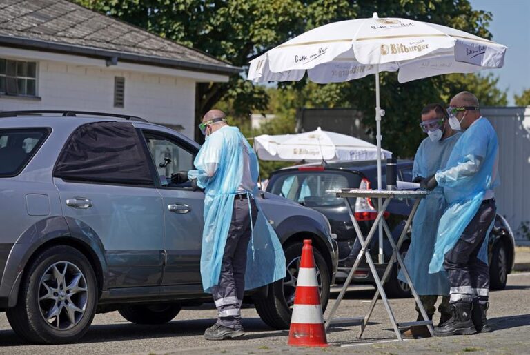 El mundo suma más de 728.000 muertes y 19,7 millones de contagios de COVID-19
