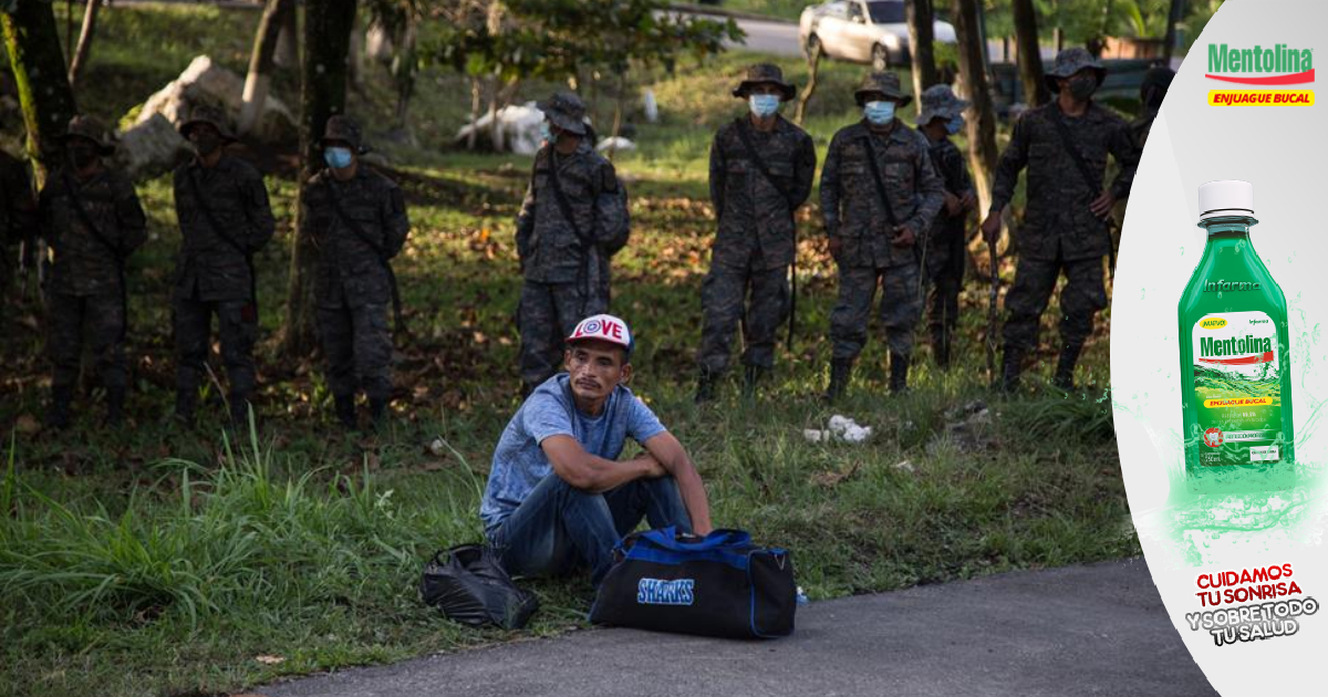 GU5032. Poptún (GUATEMALA), 02/10/2020.- Soldados y policías de Guatemala detienen a la caravana de migrantes hondureños pidiéndoles que regresen a su país y entren de forma regular por la frontera, este viernes, en Poptún (Guatemala). Migrantes hondureños caminan por Poptún hacia la frontera de El Ceibo con México antes de ser detenidos por soldados y policías guatemaltecos quienes tienen detenida la caravana de migrantes honureños que busca llegar hacia Estados Unidos, un par de miles de hondureños siguen caminando por Guatemala buscando cruzar hacia México y continuar hasta los Estados Unidos. EFE/Esteban Biba