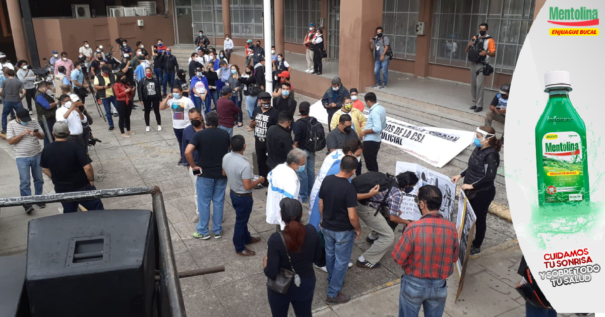 Grupo de personas protestan ante el MP y exigen la salida de los fiscales Oscar Chichilla y Daniel Sibrián y otros funcionarios