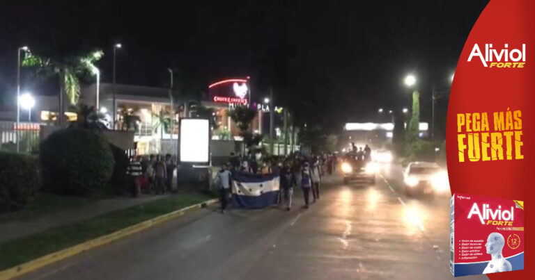 Unos 250 migrantes salen en caravana hacia EE.UU. desde el norte de Honduras