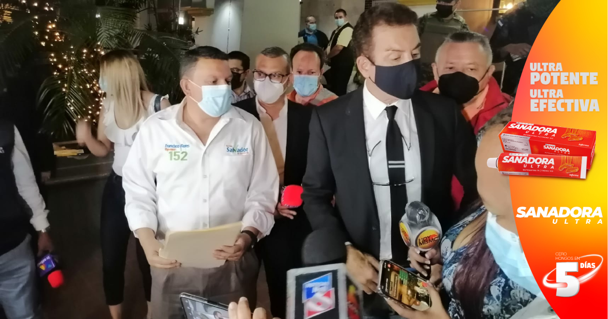 Salvador Nasralla y candidatos a diputados ante el CNE presentan "centenares de actas con errores"