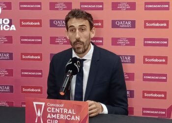 Técnico del San Miguelito de Panamá destaca el terreno de juego del estadio Nacional