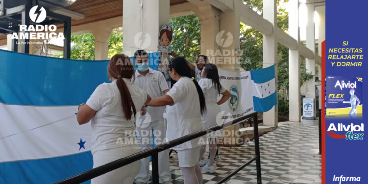 Auxiliares de enfermería en paro de labores por incumplimientos y exigencias