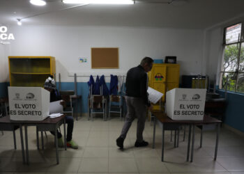 Abren centros de votación en Ecuador para la elección presidencial