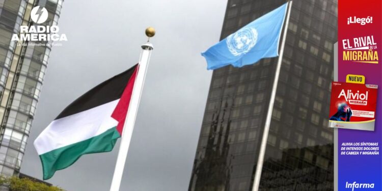 Una gran bandera palestina pide el fin de la ocupación israelí frente a la sede de la ONU