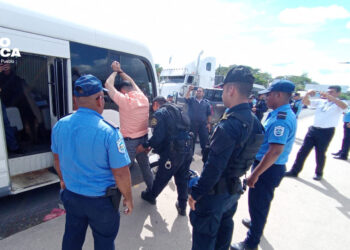 Policía Nacional resguarda salvadoreños expulsados de Nicaragua por la comisión de delitos