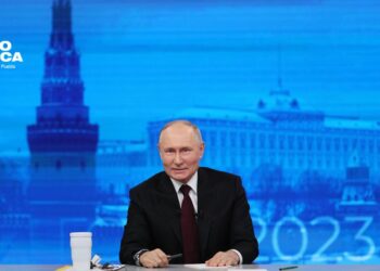 Putin rechaza una pronta paz con Ucrania en su primera rueda de prensa de la guerra
