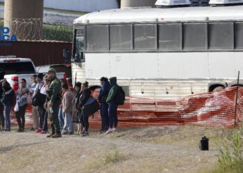 Alcalde de Nueva York restringe llegada de nuevos autobuses con migrantes