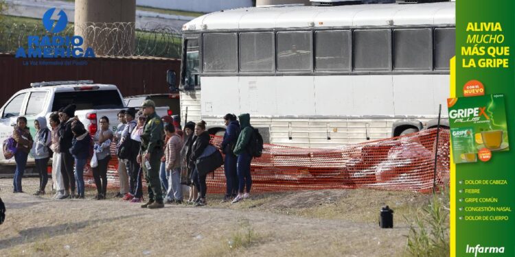 Alcalde de Nueva York restringe llegada de nuevos autobuses con migrantes