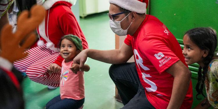 Más de un centenar de niños celebraron por adelantado la Navidad