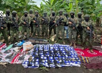 Encuentran unas diez toneladas de droga y 12 fusiles escondidos en Ecuador