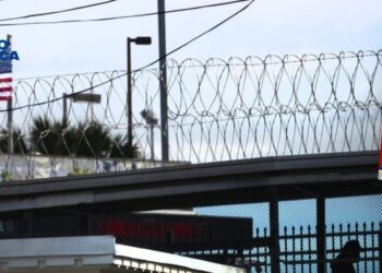 El Supremo avala retirar el alambre de púas que Texas colocó en la frontera con México