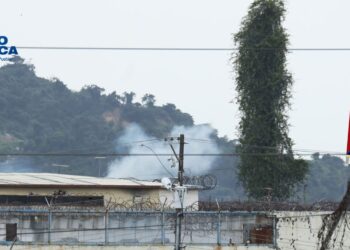 Policía ecuatoriana rescata a 2 de sus agentes mientras sigue escalando crisis carcelar