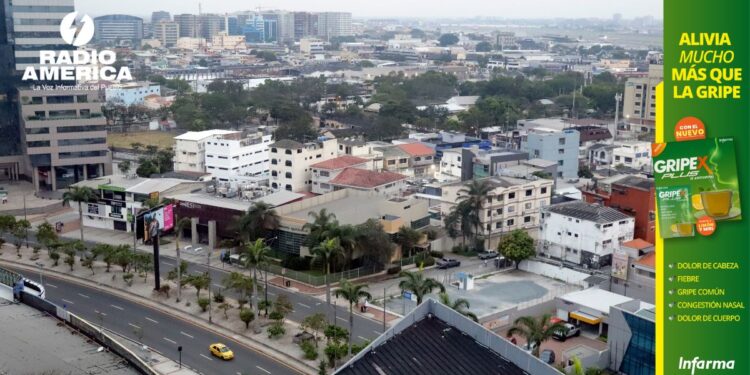 Incertidumbre de viajeros al llegar a una desolada Guayaquil tras cruenta jornada violenta